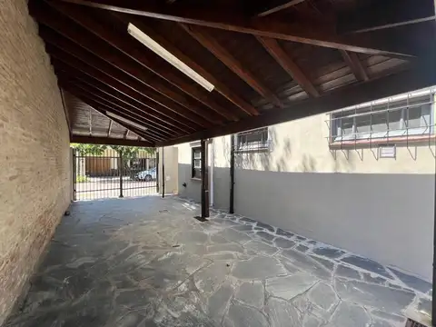 Casa en Alquiler con 2 cocheras