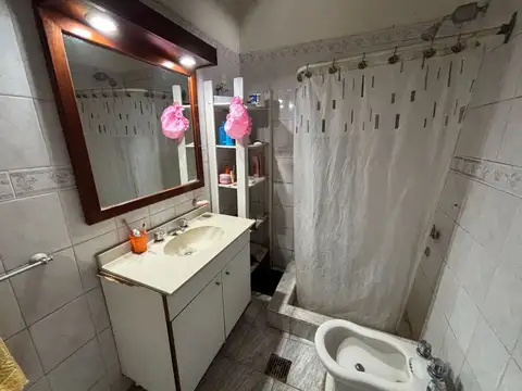 VENTA CASA 3AMB + DEPTO 2 AMB CASEROS APTO CREDITO
