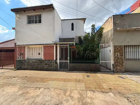VENTA CASA 3AMB + DEPTO 2 AMB CASEROS APTO CREDITO
