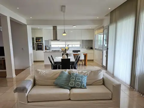 Casa en Alquiler con 2 cocheras