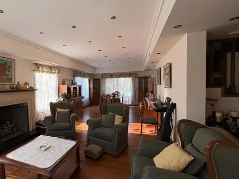Casa 5 ambientes con 4 baños