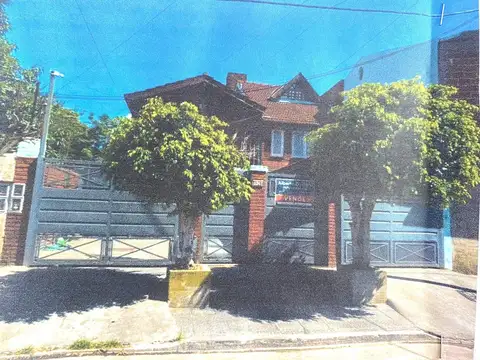 VIVIENDA DE DOS PLANTAS CON SALON DE TRABAJO