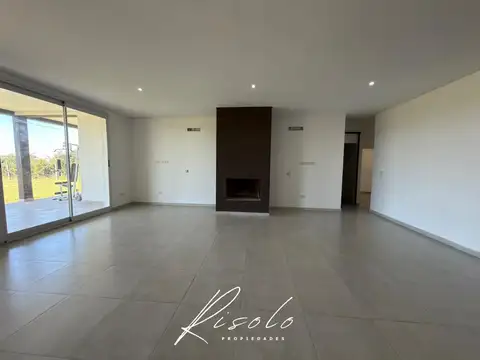 Casa en Alquiler con 4 cocheras