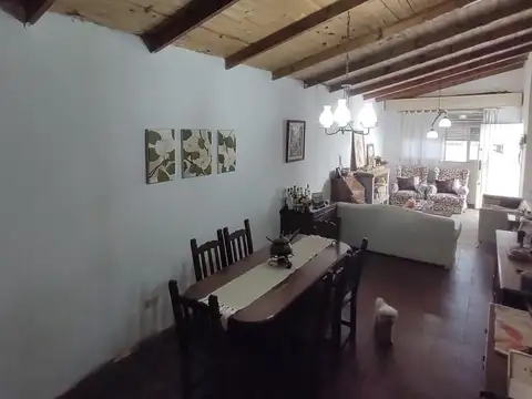 Casa 4 ambientes con 2 baños