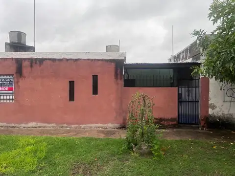 CASAS Y LOCAL EN ESQUINA