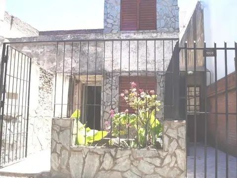 Lascano 5500 e/ Moliere y Victor Hugo