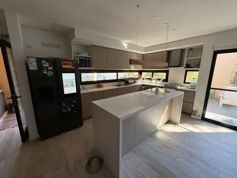 Casa 8 ambientes con 3 baños
