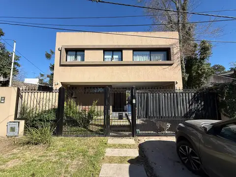 Casa de tres dormitorios con galería, parrilla y piscina en venta