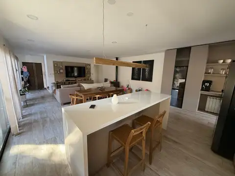 Casa en Venta con 3 cocheras