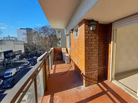 Departamento 3 Ambientes con Dependencia y Cochera en Devoto!