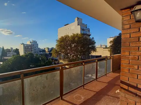 Departamento 3 Ambientes con Dependencia y Cochera en Devoto!