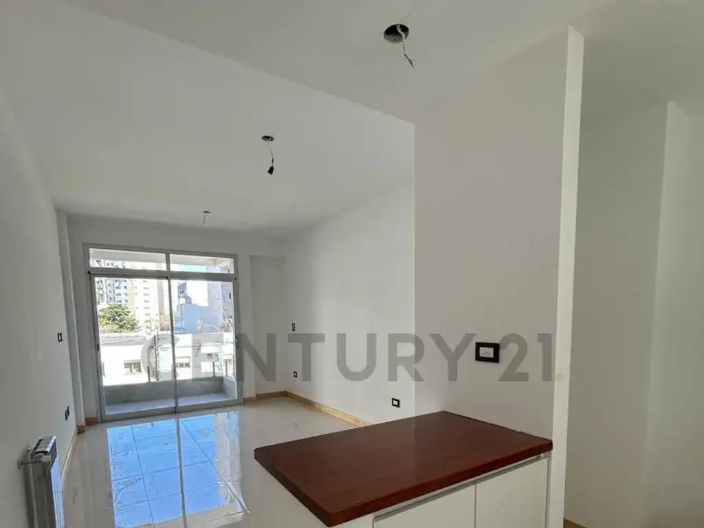 Av. 19 e/ 48 y 49 815 , Piso 0