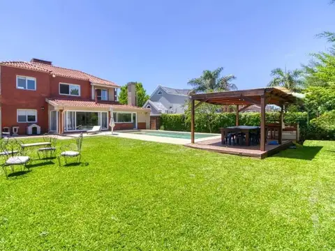 VENTA CASA CON PILETA 