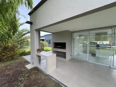 Casa 4 ambientes con 3 baños