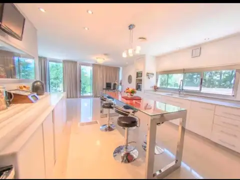 Casa 5 ambientes con 3 baños