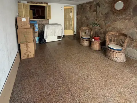 Casa 6 ambientes con 2 baños