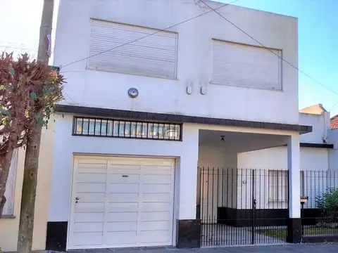 MUY BUENA CASA  LOTE 10 X 26, 5 AMB. *FDO. LIBRE 10X13 C/PARRILLA, GARAGE 2 AUTOS, 2 BAÑOS, TERRAZA.