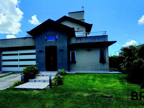 IMPORTANTE CASA C/ PISCINA DE PRIMERA CALIDAD