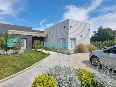 Casa en PB, en Lagos de Canning sobre lote de 735 M2 con 3 dormitorios y piscina