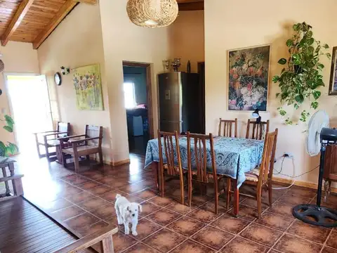 Casa mas departamentos a la venta en Villa Parque Siquiman. (C35)