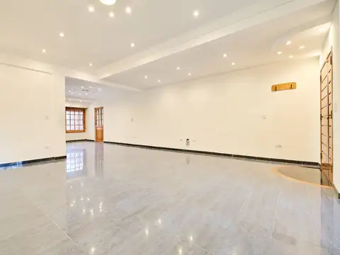 Casa en Venta con 3 cocheras