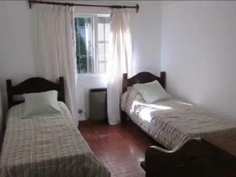 Casa en una planta con lindisimo jardin en el Barrio Los Nogales