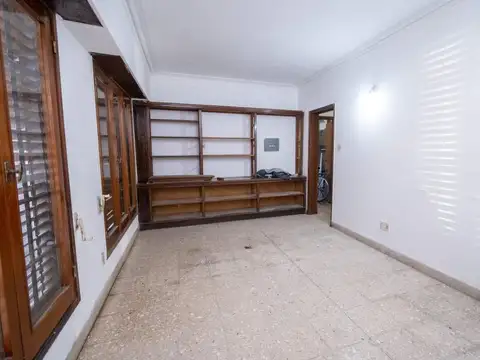 Casa 8 ambientes con 2 baños