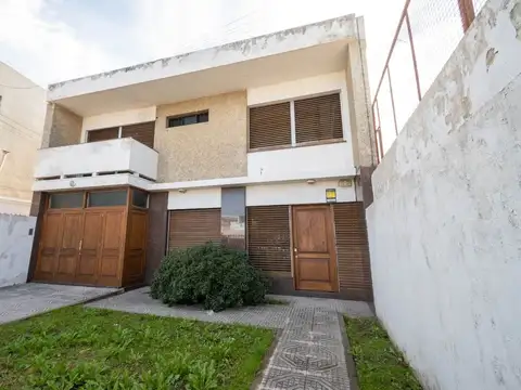 VENTA PROPIEDAD SOBRE AV 4 DORM PATIO Y COCHERA