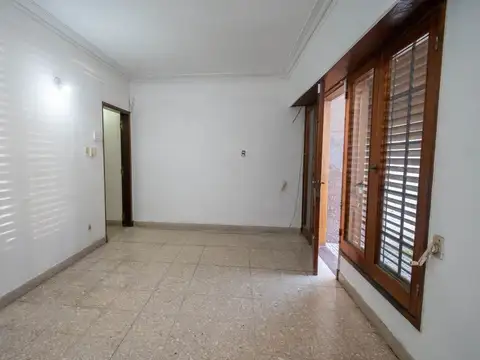 VENTA PROPIEDAD SOBRE AV 4 DORM PATIO Y COCHERA