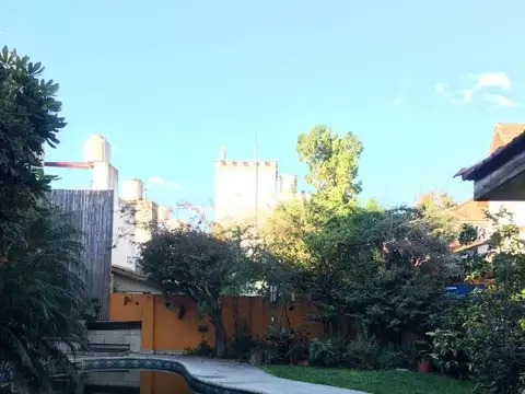 CHALET DE ESTILO UBICADO A 1 CUADRA Y MEDIA DE ESTACIÓN