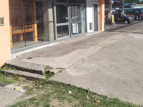 Excelente Local comercial Premium sobre Av. Calchaqui!