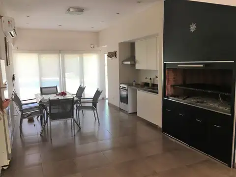 Casa 5 ambientes con 6 baños