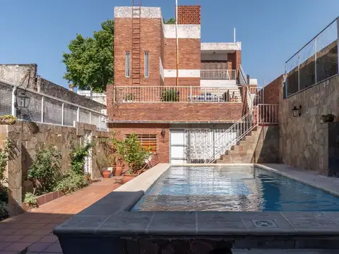 CASA EN VENTA 4 DORMITORIOS BARRIO CURA
