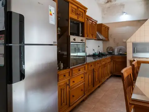 CASA EN VENTA 4 DORMITORIOS BARRIO CURA