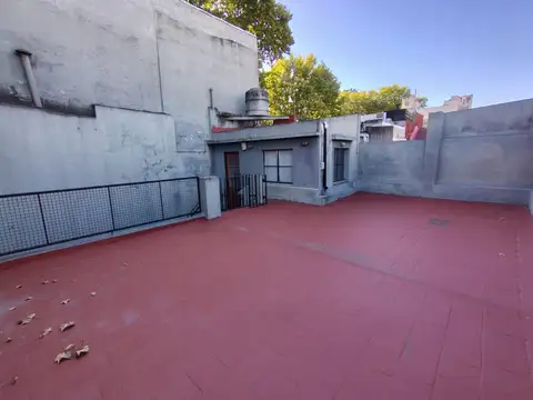 TIPO CASA - SIN EXPENSAS - APTO CREDITO– BUEN ESTADO – CON PATIO Y TERRAZA – – SUP/PROP. 127,77 M2