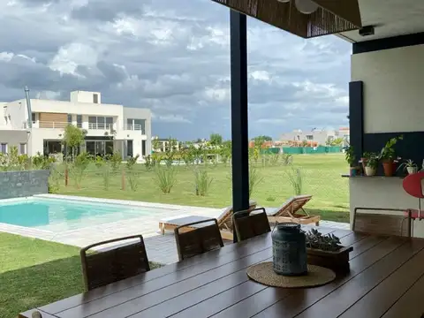 Casa Minimalista en una planta con piscina