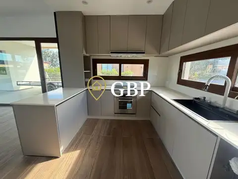 Casa en Venta con 4 cocheras