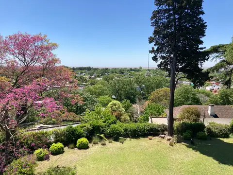Casa en Alquiler con 6 cocheras
