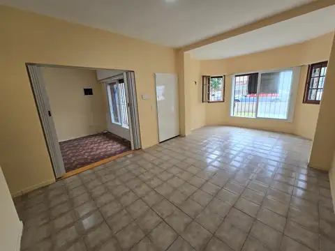 Casa de 4 amb. con Escritorio, Jardín, Patio y Parrilla