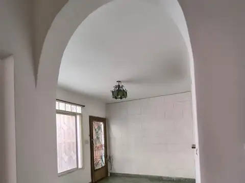 CASA tipo PH con PATIO y TERRAZA PROPIA. EXCELENTE UBICACIÓN (A 3 cuadras de Av. Emilio Castro y rápido acceso a la Avenida GRAL. PAZ)