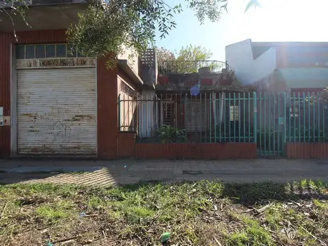 OPORTUNIDAD VENTA CHALET 3 AMBIENTES + LOCAL AL FRENTE