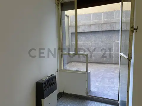 VENTA DEPARTAMENTO DE 2 AMBIENTES CON PATIO  - APTO CRÉDITO - FLORES NORTE