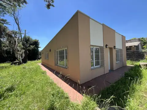 Casa con 2 dormitorios y parque.
