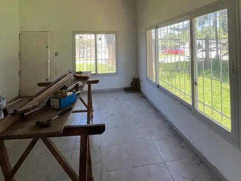 Casa con 2 dormitorios y parque.