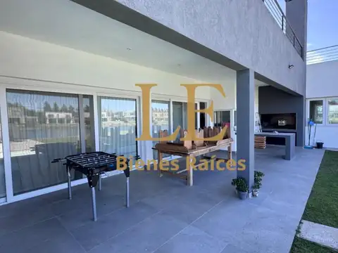 Casa en Venta con 4 cocheras