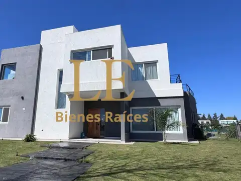 Casa 5 ambientes con 4 baños