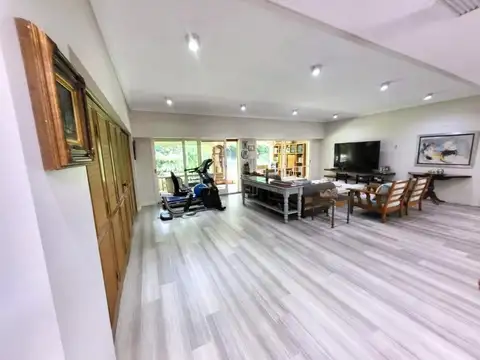 Casa en Venta con 4 cocheras