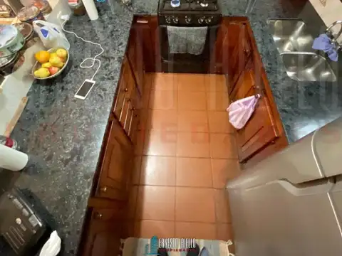 VENTA CASA DE 3 AMBIENTES CON COCHERA, GALERIA Y PARQUE EN EZPELETA ESTE.