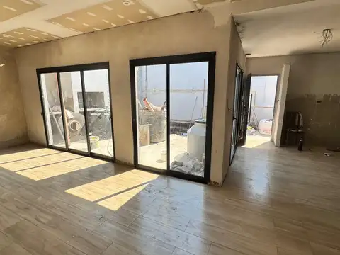 Casa 4 ambientes con 2 baños