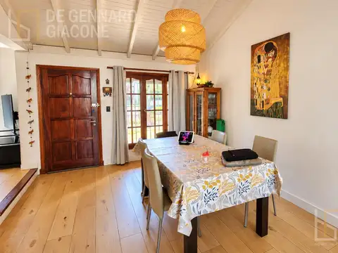 Casa 4 ambientes con 2 baños